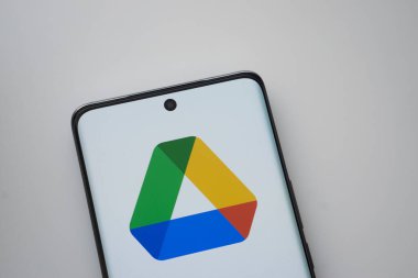 Dhaka, Bangladeş - 16 Mart 2025: Google sürücünün logosu akıllı telefon ekranında gösterilir.