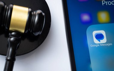 Dhaka, Bangladeş - 16 Mart 2025: Bir hakimin tokmağının yanında Google ileti uygulamasını gösteren iPad ekranının yakın çekimi.