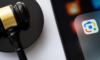 Dhaka, Bangladeş - 16 Mart 2025: Bir yargıcın tokmağının yanında Google lens uygulamasını gösteren iPad ekranına yakın çekim.