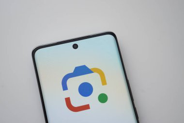 Dhaka, Bangladeş - 16 Mart 2025: Google lensinin logosu akıllı telefon ekranında gösterilir.