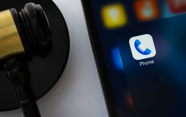 Dhaka, Bangladeş - 16 Mart 2025: Bir yargıcın tokmağının yanında Google uygulaması ile telefonu gösteren iPad ekranının yakın çekimi.