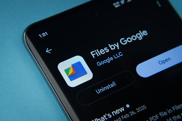 Дакка, Бангладеш - 16 марта 2025: Файлы от Google Playstore отображаются на экране смартфона.