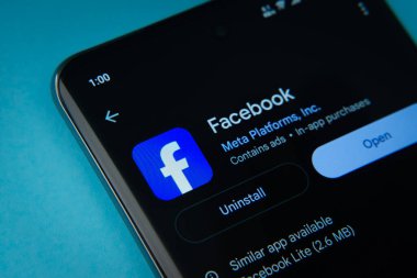 Dhaka, Bangladeş - 16 Mart 2025: Google Playstore 'un Facebook uygulaması akıllı telefon ekranında gösteriliyor.