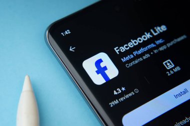 Dhaka, Bangladeş - 16 Mart 2025: Google Playstore 'un Facebook küçük uygulaması akıllı telefon ekranında gösteriliyor.