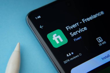 Dhaka, Bangladeş - 16 Mart 2025: Google Playstore 'dan Fiverr Freelaance hizmet uygulaması akıllı telefon ekranında gösterilir.