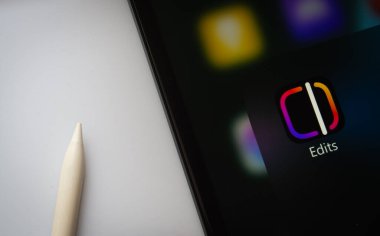 Dhaka, Bangladeş - 16 Mart 2025: Düzenleme uygulamasını gösteren bir iPad ekranına yakın plan.