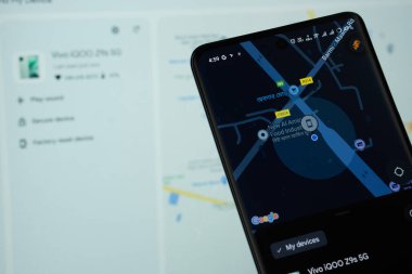 Dhaka, Bangladeş - 16 Mart 2025: Google logosu aygıtımı bir akıllı telefon ekranında görüntülüyor, ve Google Web sitesi cihazımı arka planda bir bilgisayar ekranında bulun.