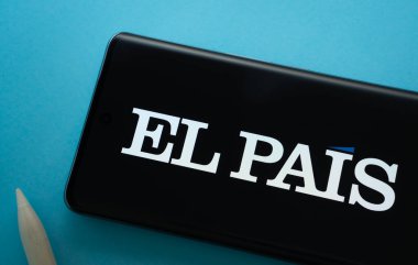 Dhaka, Bangladeş - 16 Mart 2025: EL PaIS 'in logosu akıllı telefon ekranında sergilenmektedir.