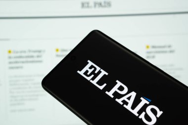 Dhaka, Bangladeş - 16 Mart 2025: EL PAIS 'in logosu akıllı telefon ekranında gösteriliyor ve el pais web sitesi arka plandaki bilgisayar ekranında görülebiliyor.