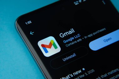 Dhaka, Bangladeş - 16 Mart 2025: Google Playstore 'dan Gmail akıllı telefon ekranında gösteriliyor.