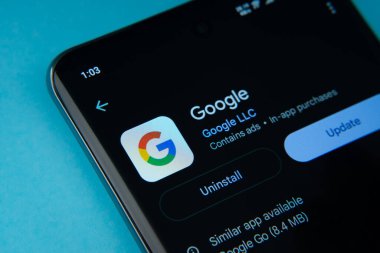 Dhaka, Bangladeş - 16 Mart 2025: Google Playstore uygulaması akıllı telefon ekranında gösterilir.