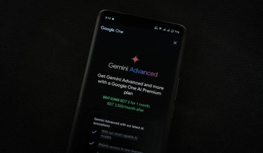 Dhaka, Bangladeş - 16 Mart 2025: Gemini 'nin ana sayfası akıllı telefondan görüldü.