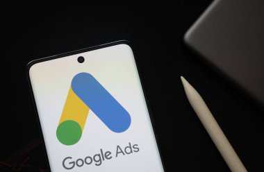 Dhaka, Bangladeş - 16 Mart 2025: Google Reklamlarının logosu akıllı telefon ekranında gösteriliyor.