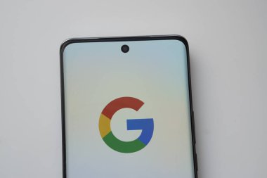 Dhaka, Bangladeş - 16 Mart 2025: Google logosu akıllı telefon ekranında gösterilir.