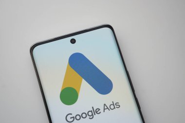 Dhaka, Bangladeş - 16 Mart 2025: Google Reklamlarının logosu akıllı telefon ekranında gösteriliyor.