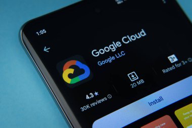 Dhaka, Bangladeş - 16 Mart 2025: Google Playstore 'daki Google Bulut uygulaması bir akıllı telefon ekranında gösteriliyor.