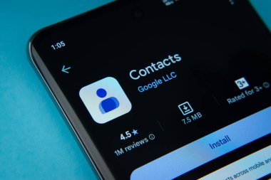Dhaka, Bangladeş - 16 Mart 2025: Google Playstore 'daki Google kişi uygulaması akıllı telefon ekranında görüntülenir.