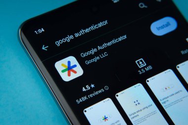 Dhaka, Bangladeş - 16 Mart 2025: Google Playstore 'dan Google Authenticator uygulaması akıllı telefon ekranında gösterilir.