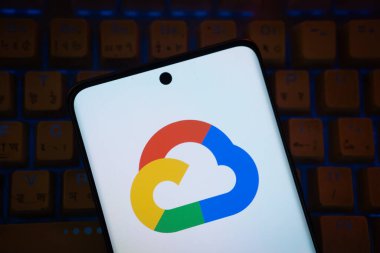 Dhaka, Bangladeş - 16 Mart 2025: Google Bulutunun logosu akıllı telefon ekranında gösteriliyor.