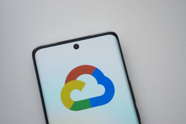 Dhaka, Bangladeş - 16 Mart 2025: Google Bulutunun logosu akıllı telefon ekranında gösteriliyor.