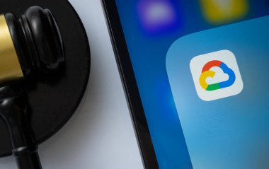 Dhaka, Bangladeş - 16 Mart 2025: Hakimin tokmağının yanında Google Bulut uygulamasını gösteren iPad ekranının yakın çekimi.