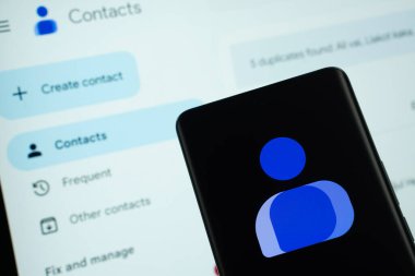 Dhaka, Bangladeş - 16 Mart 2025: Google bağlantılarının logosu bir akıllı telefon ekranında görüntülenir ve web sitesi Google bağlantıları arka plandaki bir bilgisayar ekranında görülebilir.