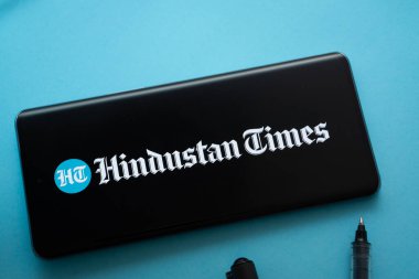 Dhaka, Bangladeş - 16 Mart 2025: Hindistan döneminin logosu akıllı telefon ekranında gösteriliyor.