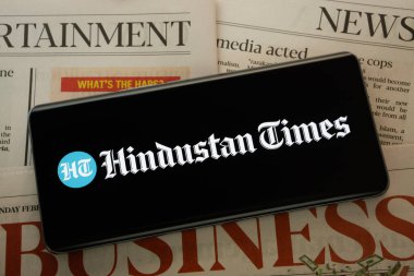 Dhaka, Bangladeş - 16 Mart 2025: Hindustan Times gazetesinin logosu akıllı telefon ekranında gösteriliyor.