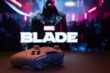 Dhaka, Bangladeş - 04 Nisan 2025: Arka planda Marvel 's Blade' in görüldüğü beyaz bir av alanı yakın plan. Marvel 's Blade gelecek bir macera oyunu..