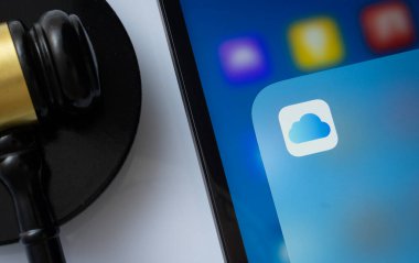 Dhaka, Bangladeş - 17 Mart 2025: Bir yargıcın tokmağının yanında iCloud uygulamasını gösteren iPad ekranına yakın çekim.