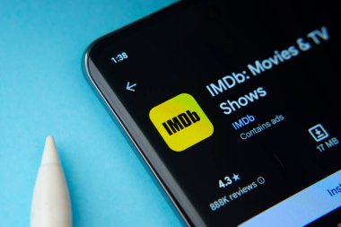 Dhaka, Bangladeş - 17 Mart 2025: Google Playstore 'dan IMDB uygulaması bir akıllı telefon ekranında gösteriliyor.