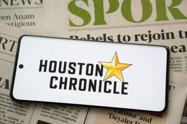 Dhaka, Bangladeş - 16 Mart 2025: Houston Chronicle gazetesinin logosu akıllı telefon ekranında sergileniyor.