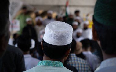 07 Nisan 2025 - Gazipur, Bangladeş: Çoğunluğu geleneksel Müslüman dua şapkaları takan halk, Filistinlileri desteklemek amacıyla bir miting veya gösteri için bir araya geldi.