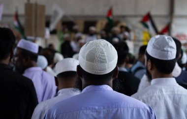 07 Nisan 2025 - Gazipur, Bangladeş: Çoğunluğu geleneksel Müslüman dua şapkaları takan halk, Filistinlileri desteklemek amacıyla bir miting veya gösteri için bir araya geldi.