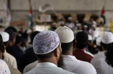 07 Nisan 2025 - Gazipur, Bangladeş: Çoğunluğu geleneksel Müslüman dua şapkaları takan halk, Filistinlileri desteklemek amacıyla bir miting veya gösteri için bir araya geldi.