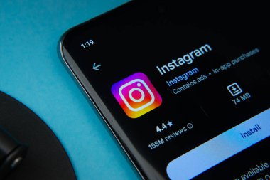 Dhaka, Bangladeş - 17 Mart 2025: Google Playstore 'dan Instagram uygulaması akıllı telefon ekranında gösteriliyor.