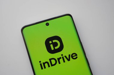 Dhaka, Bangladeş - 17 Mart 2025: Sürücünün logosu akıllı telefon ekranında gösteriliyor.