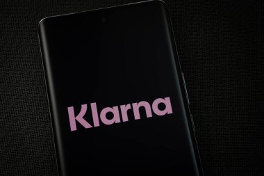 Dhaka, Bangladeş - 17 Mart 2025: Klarna logosu akıllı telefon ekranında sergilenmektedir.