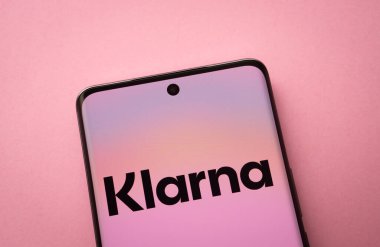 Dhaka, Bangladeş - 17 Mart 2025: Klarna logosu akıllı telefon ekranında sergilenmektedir.