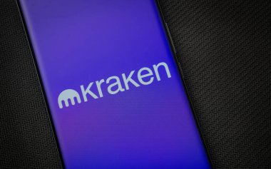 Dhaka, Bangladeş - 17 Mart 2025: Kraken logosu akıllı telefon ekranında gösteriliyor.