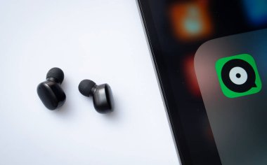 Dhaka, Bangladeş - 17 Mart 2025: Joox uygulamasını gösteren bir iPad ekranına yakın plan.