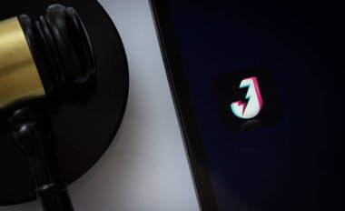 Dhaka, Bangladeş - 17 Mart 2025: Bir hakimin tokmağının yanında josh uygulamasını gösteren bir iPad ekranının yakın çekimi.