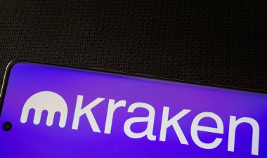Dhaka, Bangladeş - 17 Mart 2025: Kraken logosu akıllı telefon ekranında gösteriliyor.