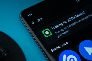 Dhaka, Bangladeş - 17 Mart 2025: Google Playstore 'daki joox uygulaması akıllı telefon ekranında gösteriliyor.