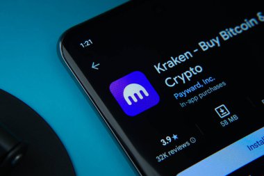 Dhaka, Bangladeş - 17 Mart 2025: Google Playstore 'daki kraken uygulaması akıllı telefon ekranında gösteriliyor.