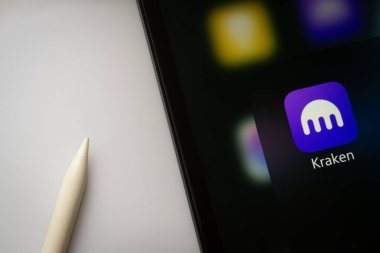 Dhaka, Bangladeş - 17 Mart 2025: Kraken uygulamasını gösteren bir iPad ekranına yakın plan.