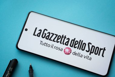 Dhaka, Bangladeş - 17 Mart 2025: La gazzetta dello sporunun logosu akıllı telefon ekranında sergilenmektedir.