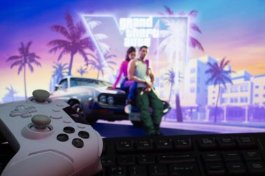Dhaka, Bangladeş - 11 Nisan 2025: Bir bilgisayar monitöründe canlı Grand Theft Auto VI 'ye karşı oyun sahası ve klavye içeren modern bir oyun düzeneği.