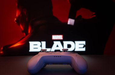 Dhaka, Bangladeş - 11 Nisan 2025: Arka planda Marvel 's Blade gösterilen beyaz bir av alanı yakın plan.