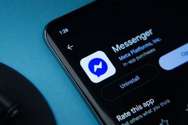 Dhaka, Bangladeş - 17 Mart 2025: Google Playstore 'un kurye uygulaması akıllı telefon ekranında gösteriliyor.